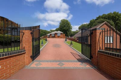 5 Bed Stunning Villa Main Photo