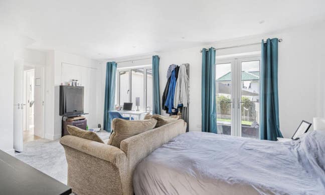 Large Furnished Double Bedroom with En-Suite  Main Photo