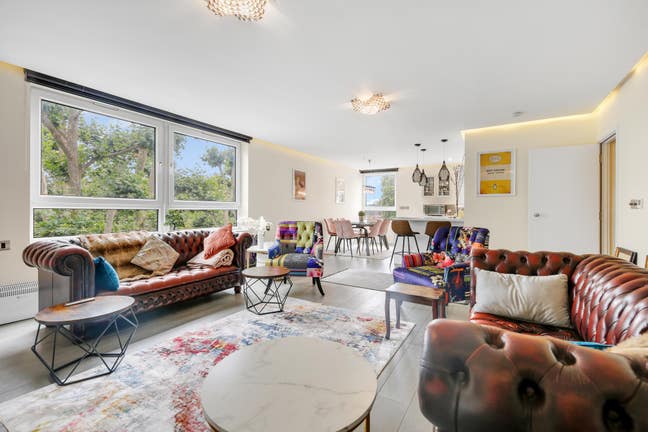 King size ensuite in luxury Penthouse short let Main Photo