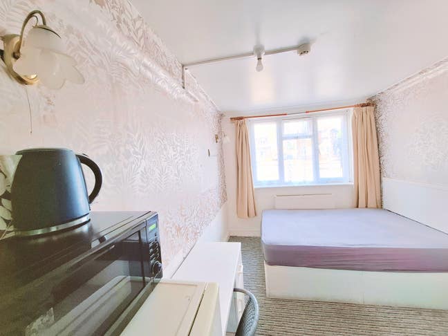En suite room furnished - Sipson Heathrow Main Photo