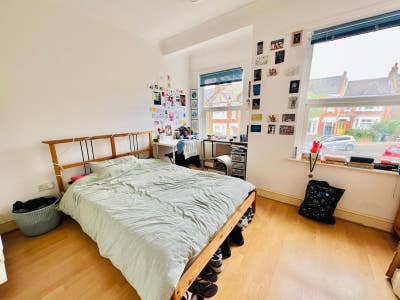 Spacious 4-Bed House in Brockley ideal for sharers Main Photo
