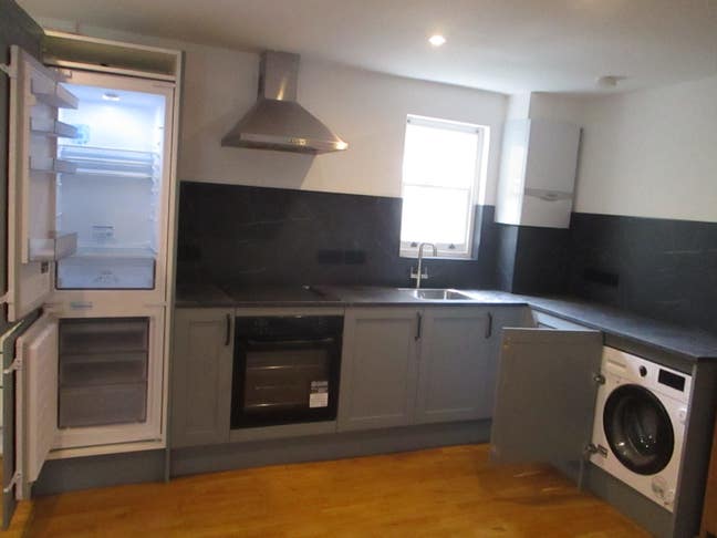 Spacious Double room with own bath in bright flat Main Photo