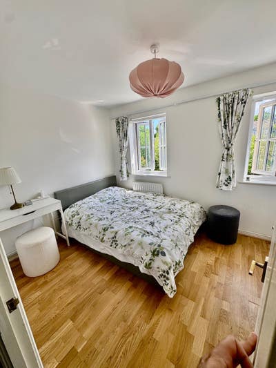 Bright Double Room in a  quite residential area Main Photo