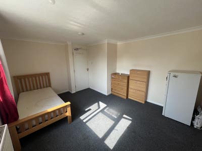 Spacious Double Room in Newmarket (7SMS2) Main Photo