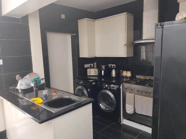 3 bedrooms in a shared 4 bedroom house to rent Main Photo