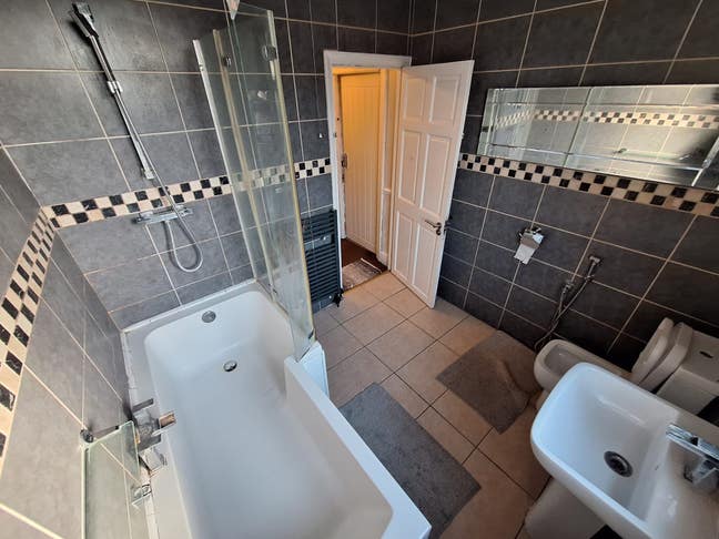 Really Nice Room in Newbery Park Close to Tube  Main Photo