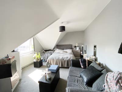 Large off-Suite Room, All Bills inc! Main Photo