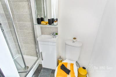 Oldham Modern Rooms To Rent - Good Transport Links Main Photo