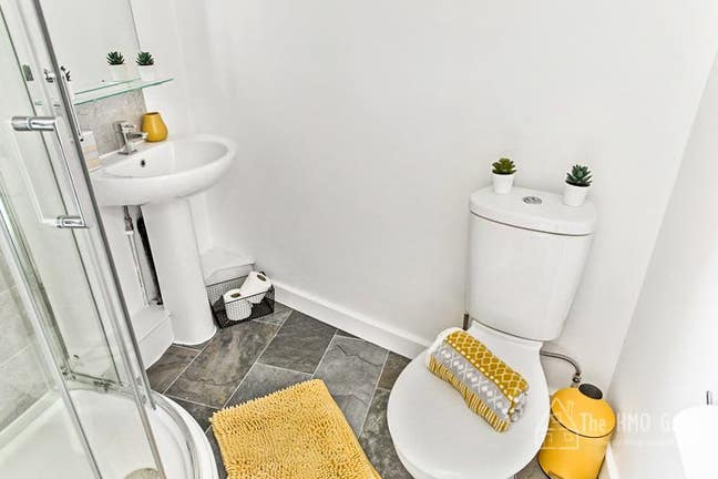 Oldham Modern Rooms To Rent - Good Transport Links Main Photo