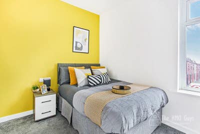 Oldham Modern Rooms To Rent - Good Transport Links Main Photo