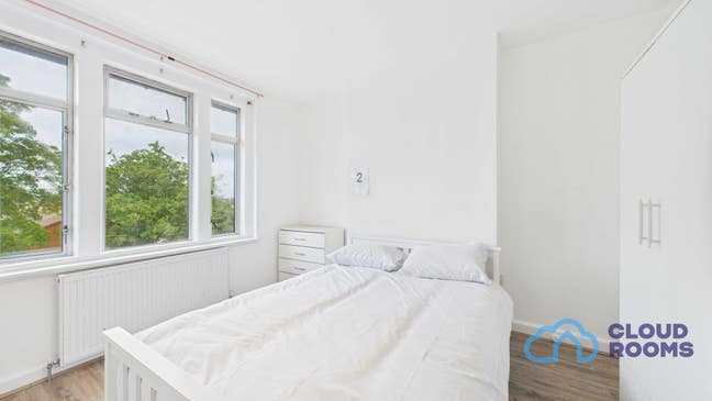 🌻£800 Spacious Single Rooms Available at Lee Main Photo