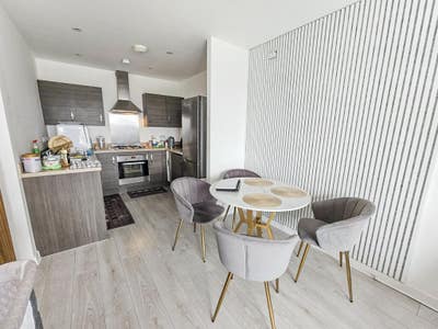 En-suite double room in 2-bed flat Main Photo