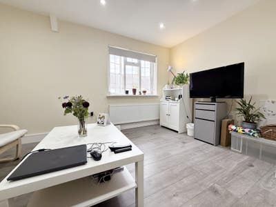 Stunning 2 Bedroom Flat 1 Min Walk to Iver Station Main Photo