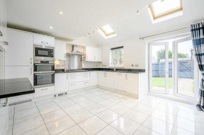 3 Double Rooms Available in Modern House! Main Photo