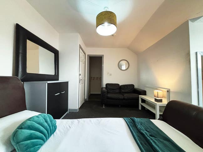 Beautiful Rooms in Hyde Town Centre Main Photo