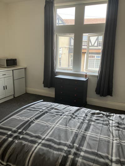 Room to rent in Dudley Main Photo