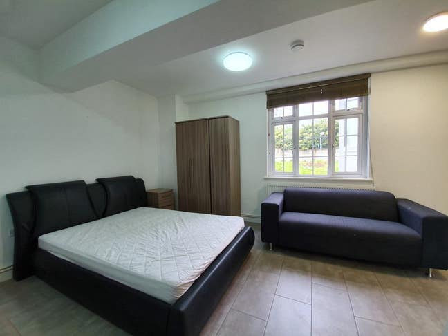 Modern Bedsit Available in Chadwell Heath Main Photo