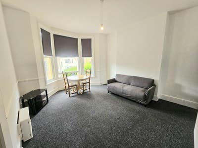 One bed flat, flexible let, some bills included  Main Photo