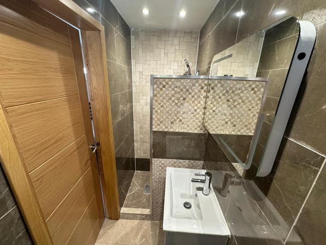 Studio/1 bedroom flat to rent Main Photo