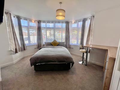 Five double bedroom rooms with Ensuite bathroom Main Photo