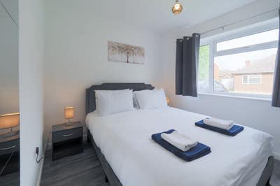 Spacious Couples Double Room In Woking GU22  Main Photo