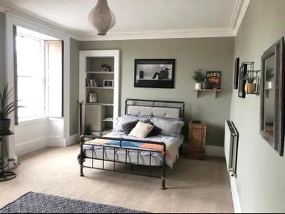 Large double room available in Edinburgh New Town Main Photo