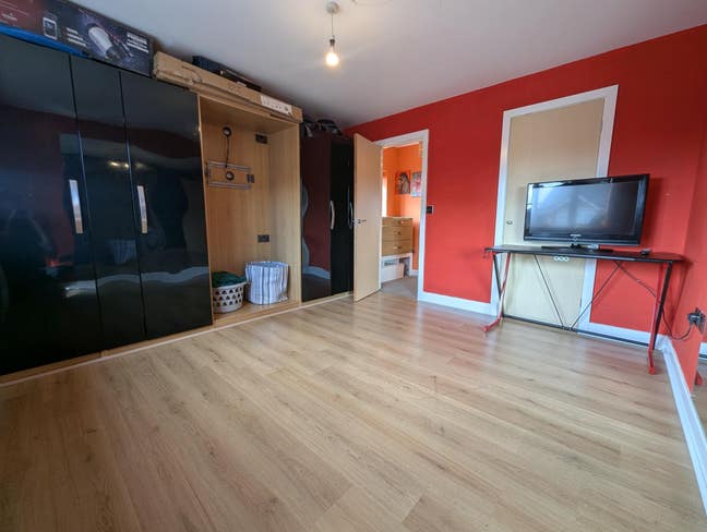 Large master bedroom for rent semi furnished Main Photo