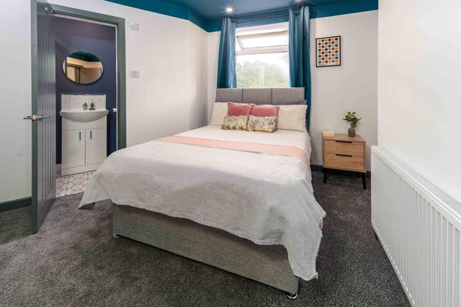 Double Room |  Walk to Oldham Royal | Bills Inc! Main Photo