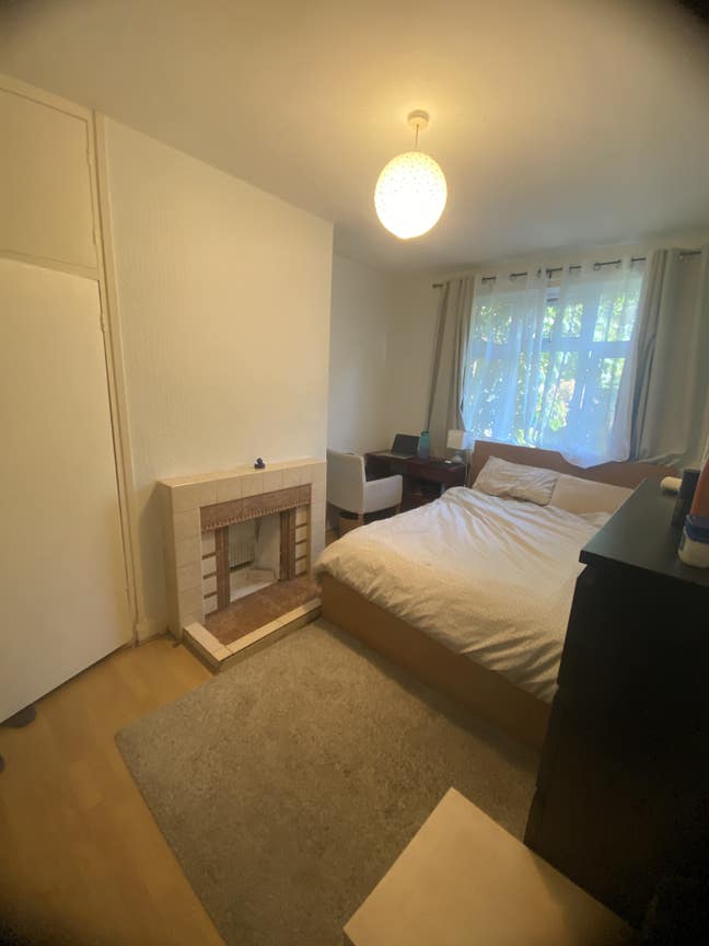Room to share (roommate require) Main Photo