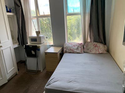 Room with 2 Windows in Neasden Main Photo