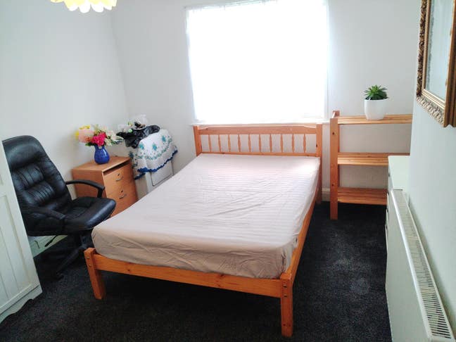 Double room to let in shared house  Main Photo