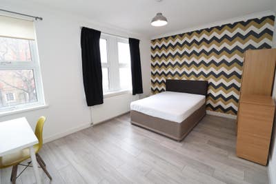 Multiple Rooms Available--Garden and Huge Kitchen! Main Photo