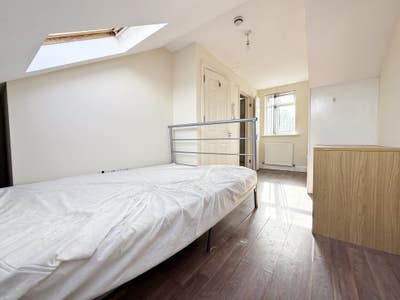 Ensuite Room 10 Mins Via Bus to Hounslow Central Main Photo