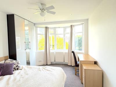 Large Room in Beautiful House in Motspur Park Main Photo