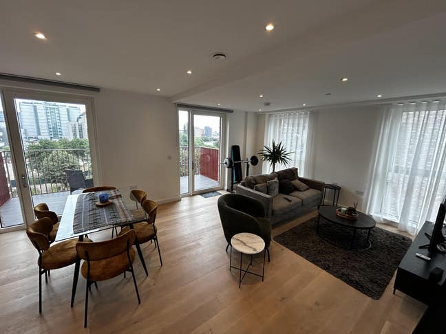 Three Bedroom Flat in Blackwall Main Photo