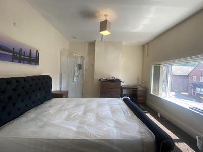Spacious Room with Own Shower Available Now  Main Photo