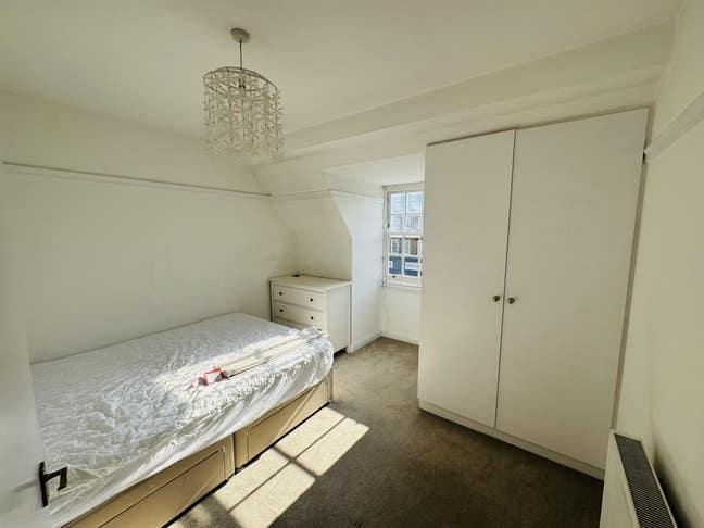 Bedroom + Office 1400, or bedroom only 950 w bills Main Photo
