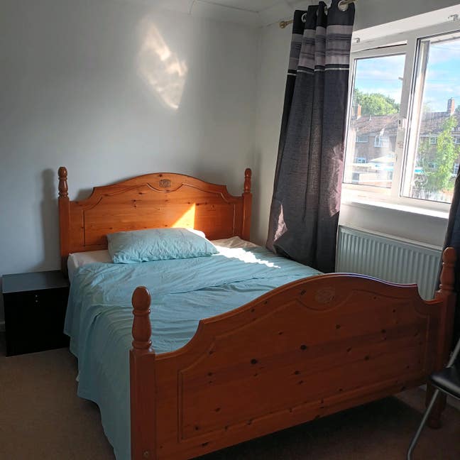 A beautiful room in a 3 bedroom house Main Photo