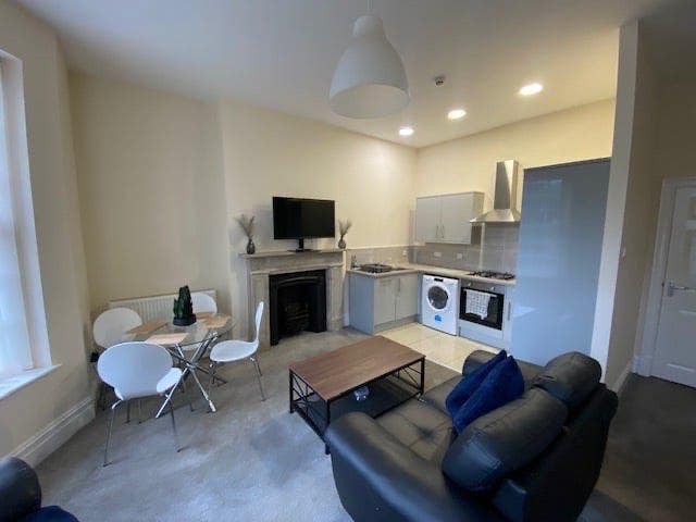 1 double room at the bottom of Sefton Park  Main Photo
