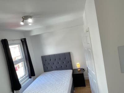 Available Now –Spacious Room with En-Suite Main Photo