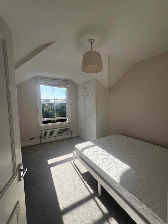 Double room available in lovely West London area  Main Photo