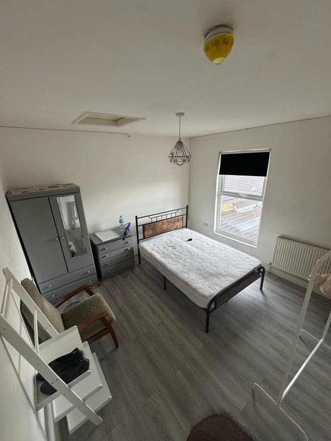 One Double Bedroom Room - Available  Main Photo