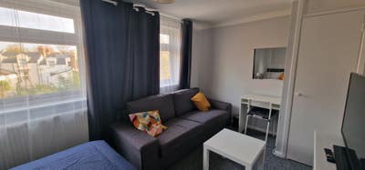 Large Double Room with Sofa Close to Brixton Main Photo