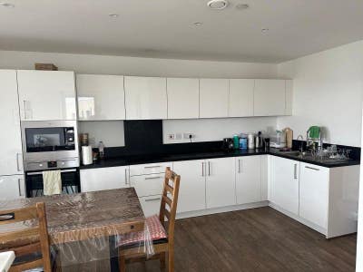Short-Term Let En-Suite &Single Room Available E16 Main Photo