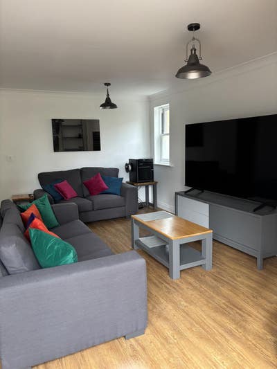 Double Room in Stoke Park  Main Photo