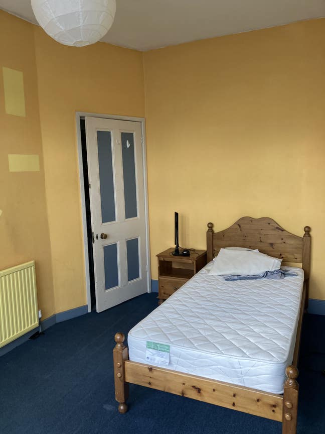 Large bright double room Main Photo