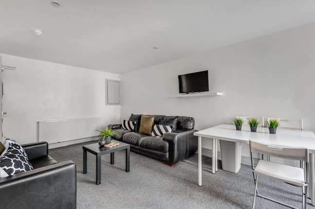 Spacious En-Suite Room Near City Centre!  Main Photo