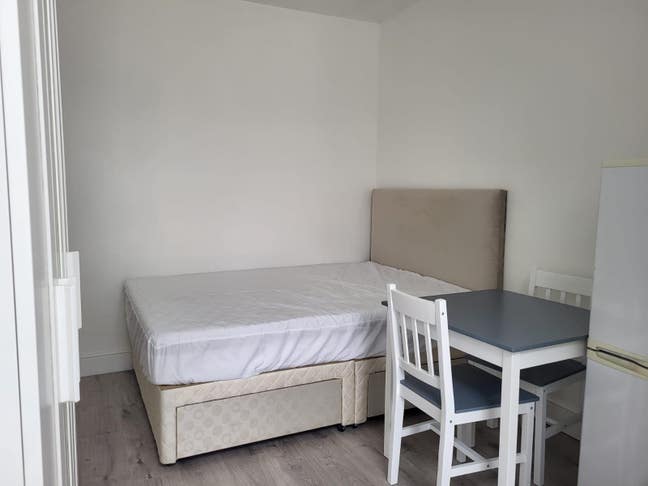 1 bed Studio flat in Edgware, London Main Photo