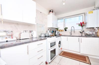 Stunning 4 Bed Flat in Mile End E3 Main Photo