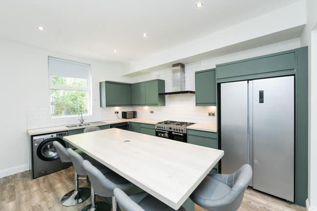 Stunning 6-Bed House Share on Cliff Mount Main Photo